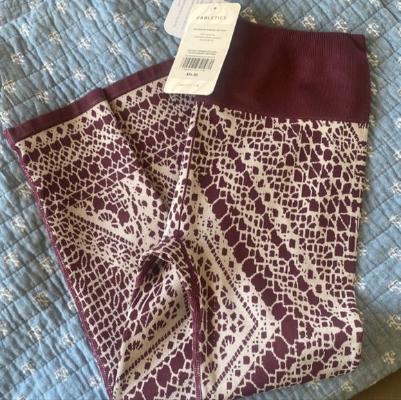 NWT Fabletics Lace Capri Leggings - Picture 5 of 8
